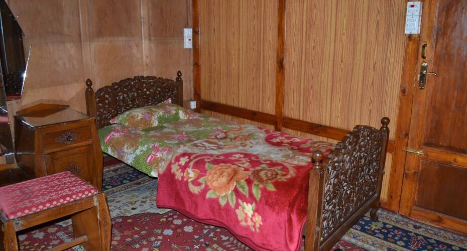 Nature Houseboat, Srinagar 4